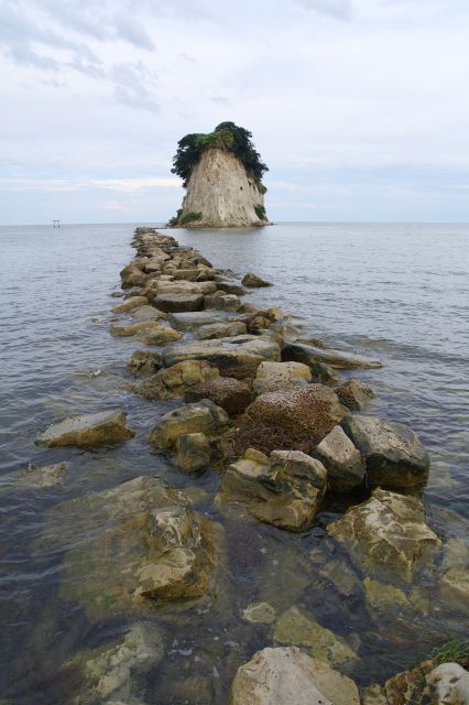 途切れた道の先の見附島。