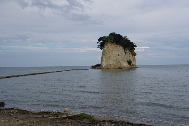 少し角度が変わった見附島。