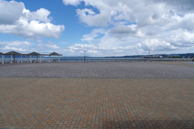 建物を抜けると海沿いの公園に出ます。