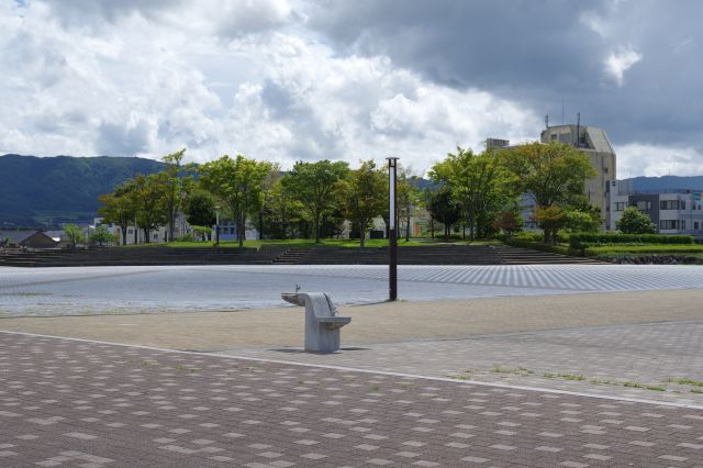 公園のイベント広場や緑があります。