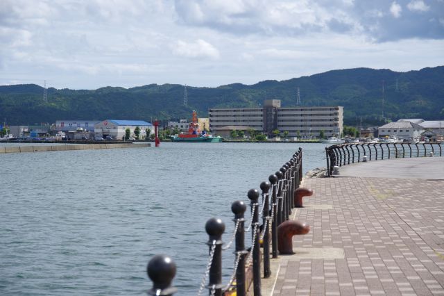 海沿いは涼しい風が吹き少しだけ潮の香りがします。