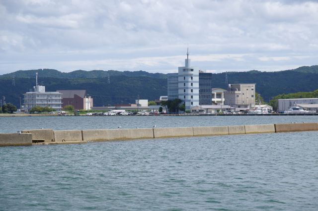 海沿いの建物。