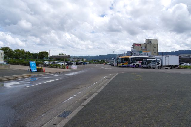 右側には駐車場があります。