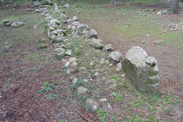 直線の石垣跡があります。