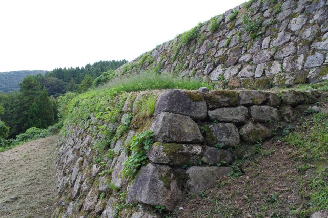 石垣脇の階段を登ります。