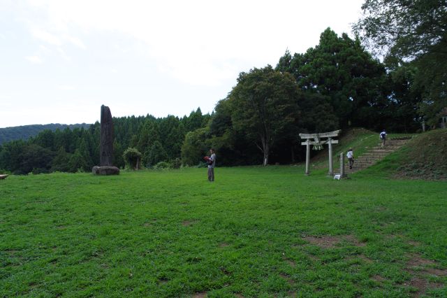 神社や石碑があります。