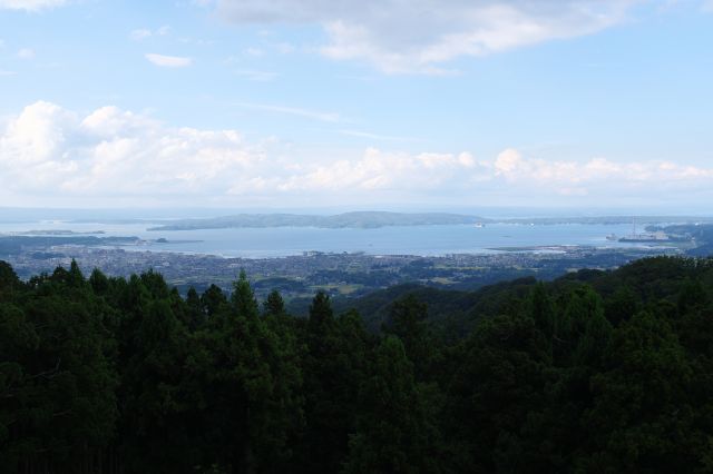 眺望の俯瞰構図。とても幅広い眺望で景色が良いです。七尾湾沿いに広がる街並みと能登島が横たわります。