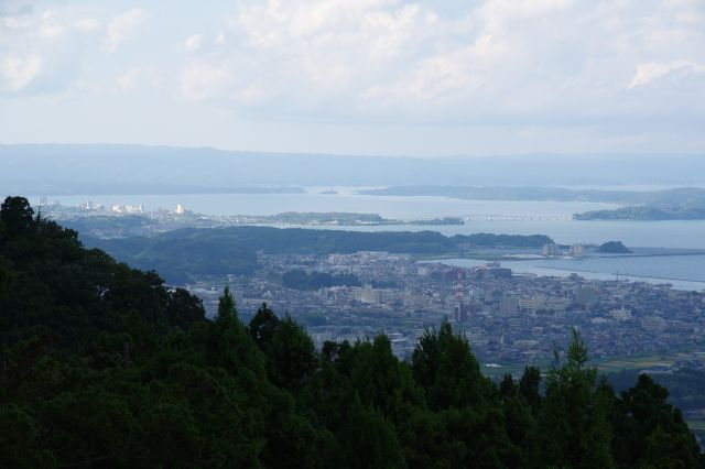 左側、七尾駅周辺の市街地や和倉温泉方面。能登島大橋も見えます。