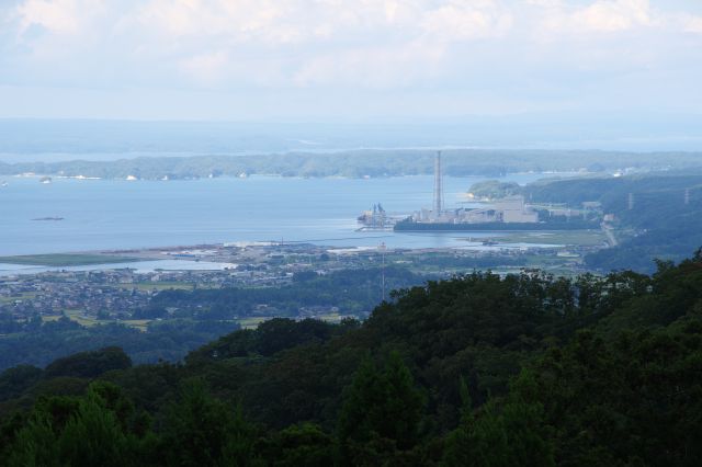 もう少しズームして見ていきます。左側、火力発電所や能登島の東端。