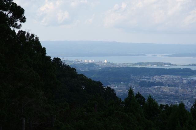 左端には和倉温泉、奥に続く能登半島。