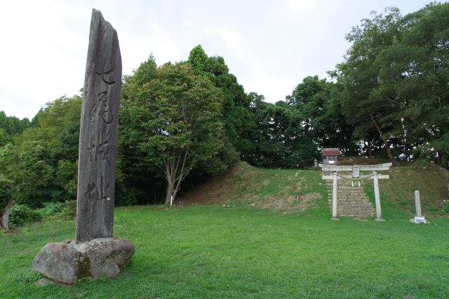 七尾城址の石碑と鳥居と神社。