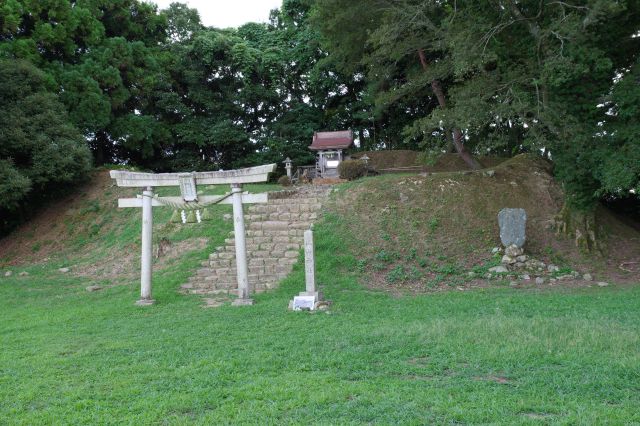 本丸の一段上に建つ城山神社。