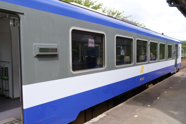 穴水からの団体貸し切り車両（2両目）で能登中島駅で下車。