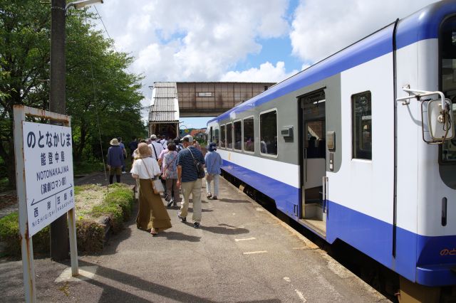 のどかな駅が一時的ににぎわいます。