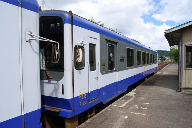 乗って来たのと鉄道の車両。