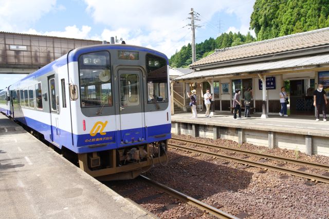 能登中島駅の写真ページへ