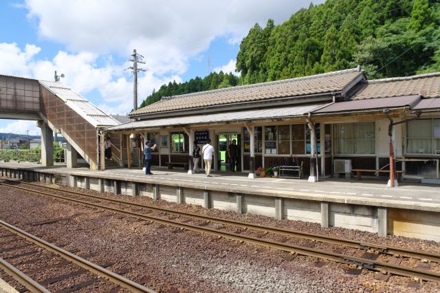 跨線橋の向こうに駅舎があります。