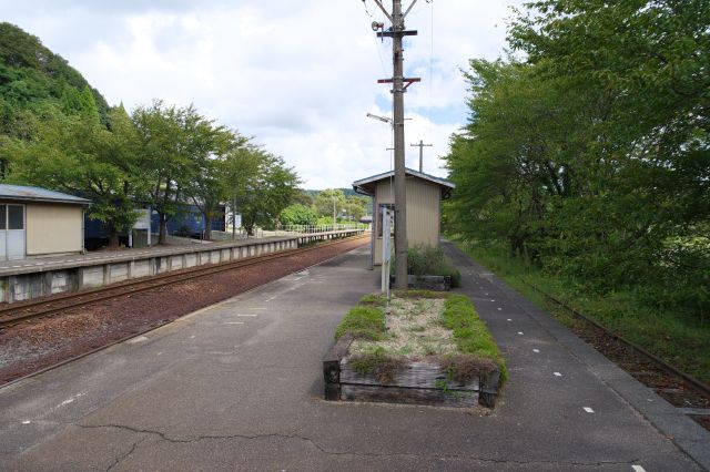 静まった駅のホーム、穴水方面の様子。