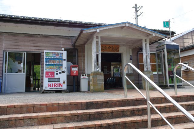 駅前は建物が少なくひっそりとしています。