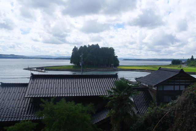 イルミネーションのトンネルを抜け、七尾北湾沿いを走ります。