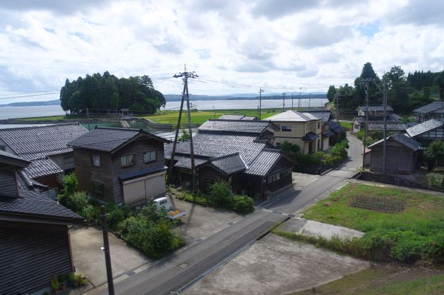 ディーゼルの揺れる車内、のどかな美しい景色が続きます。撮れてませんが「ボラ待ちやぐら」があります。