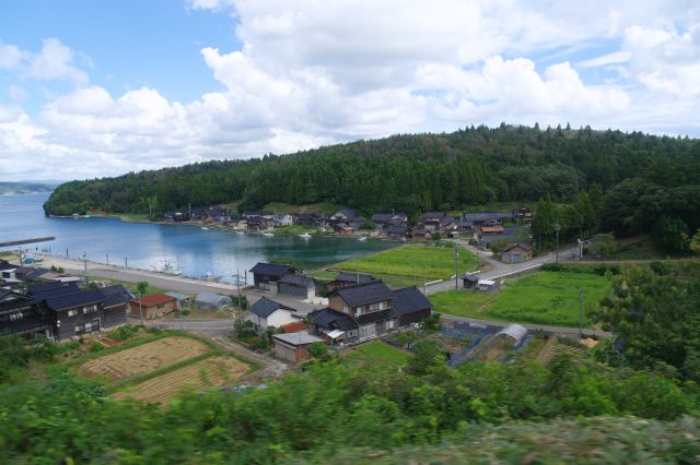 小さな湾の漁港。