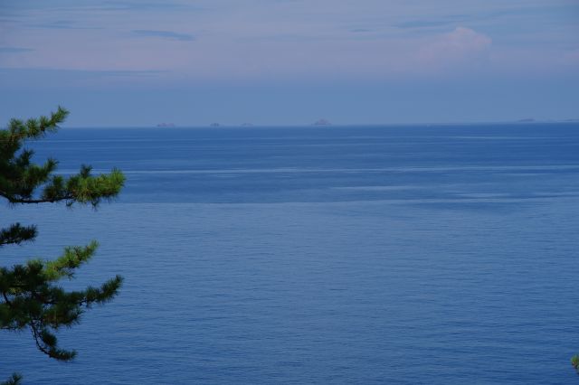 遠くには島が点在して見えます。