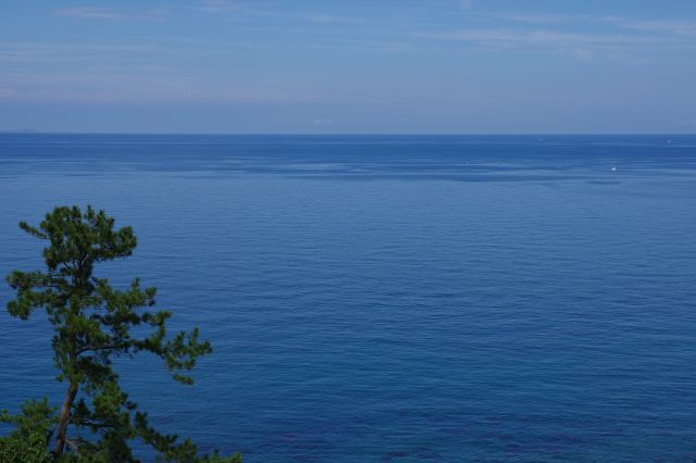 美しい水平線へ続く海。