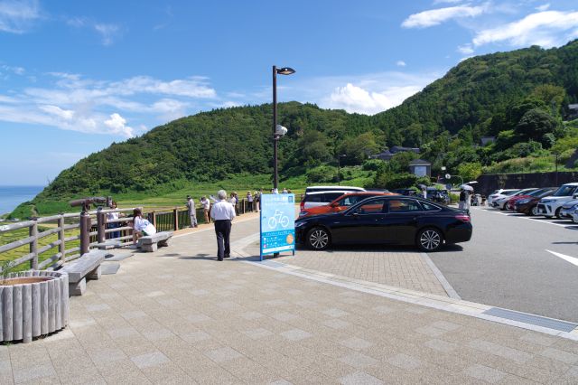 駐車場は車やバイクで賑わいます。