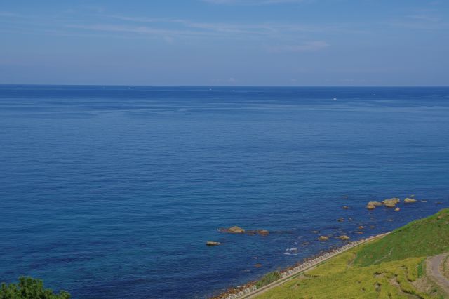 千枚田の先の広い海。