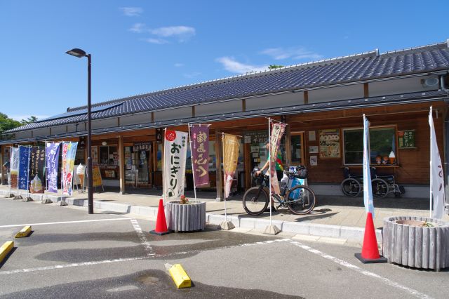 道の駅千枚田ポケットパークへ。新しい建物です。