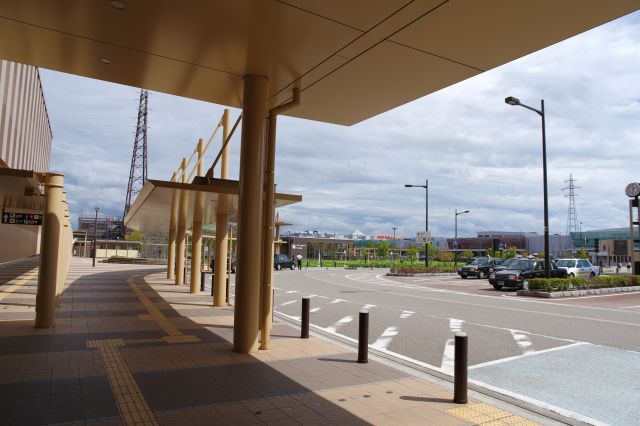 新しい新高岡駅、南口より。周辺の土地は広くて閑散としており、イオンモールなど大型施設があります。