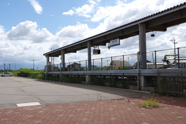 城端線の新高岡駅、単線のホームです。