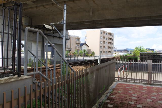 城端線の高岡駅方面に伸びる線路。新幹線開通前には駅はありませんでした。