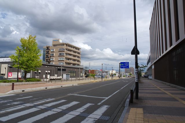 東側へ、大通りから車が出入りします。