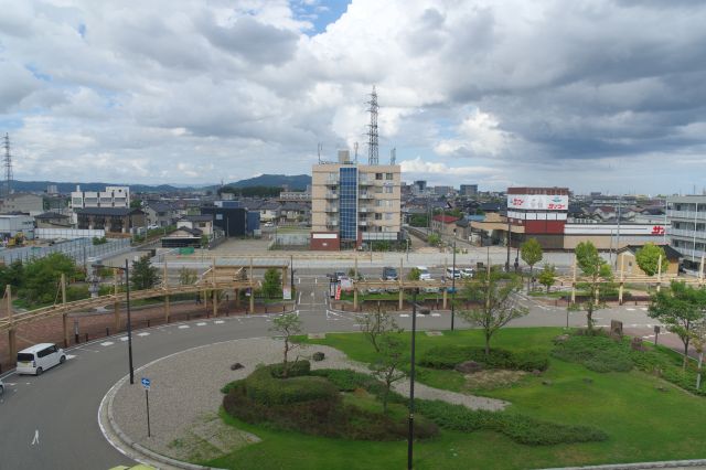 窓から見た北口ロータリーの様子。高岡駅はこの先にあります。