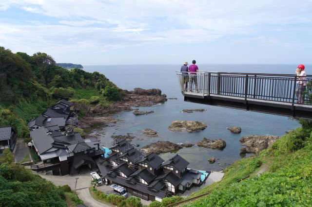 その先は宙に浮いた突き出た部分があり皆記念撮影していました。