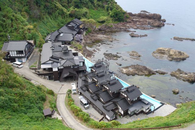 下には「よしが浦温泉ランプの宿」の建物があります。