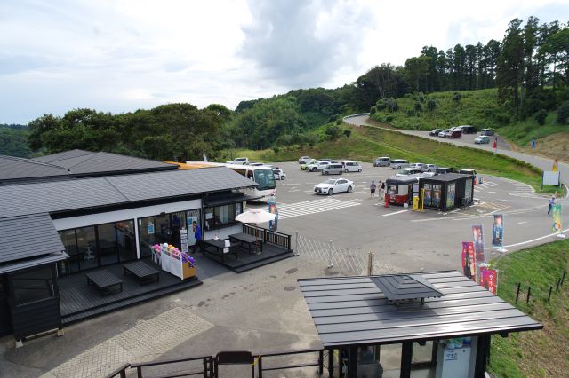 背後の駐車場側。土産物屋などがあります。