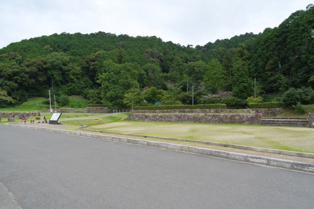 駐車場付近から安土山方面。麓には石垣があります。