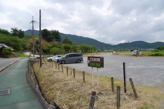 駐車場と奥には観音寺城の山。