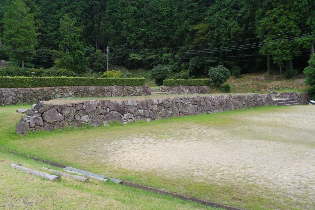 まず麓にある石垣と区画を見物。右側、段々になっています。