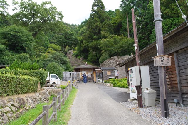 正面の摠見寺の受付から入城します。