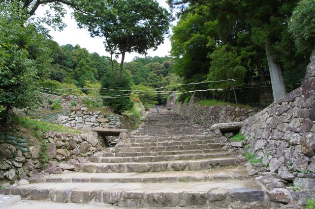 摠見寺の受付から入城、横にある自販機はそれが最後。石垣の階段が現れます。