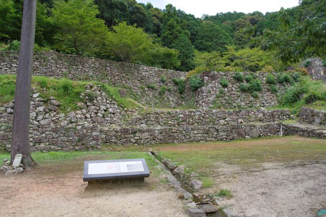 こちらは伝羽柴秀吉邸跡。石垣も幅広く開放的。