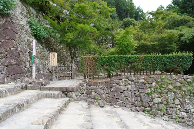 向かい合うのは伝徳川家康邸跡。