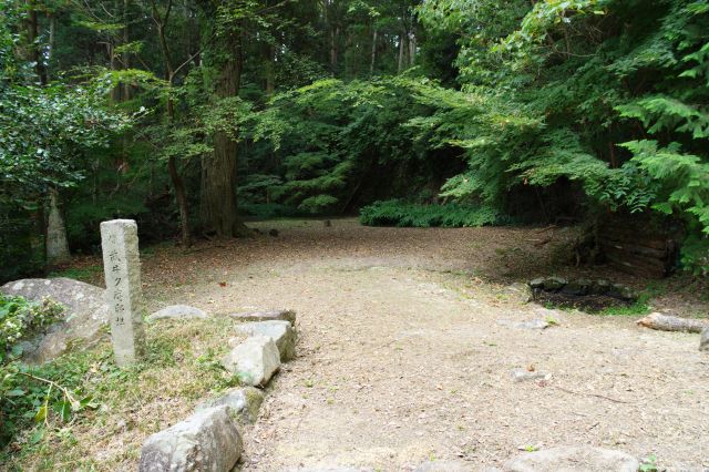 伝武井夕庵邸跡があります。