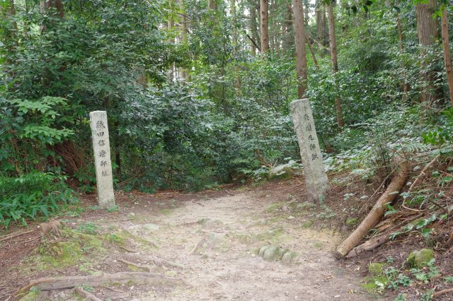 左には森蘭丸邸跡、織田信澄跡の石碑。