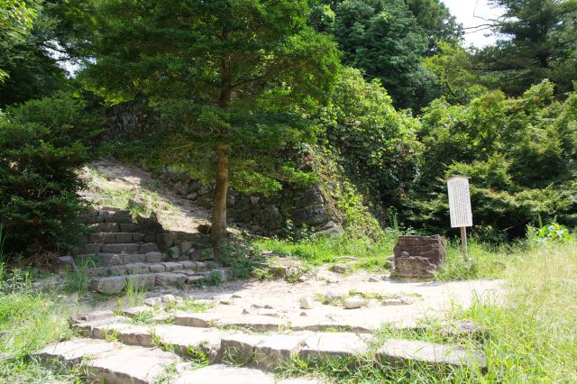 順路は左の階段へ。