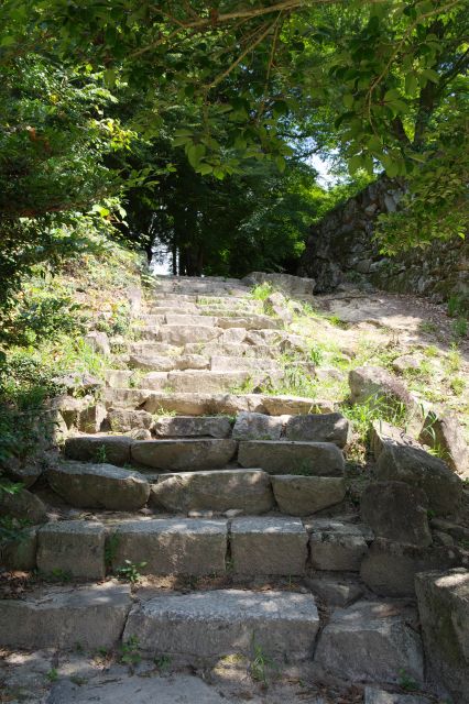 左の狭い階段を登ります。